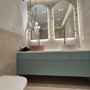 шкаф за баня с дизайнерско LED огледало и мебели по поръчка – реализиран проект BrosMebel