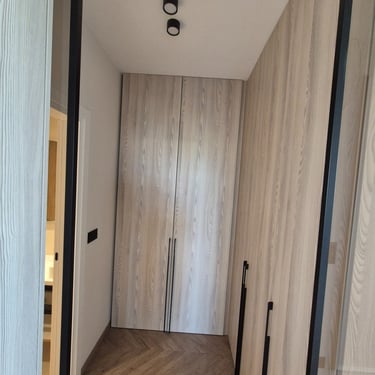 гардероб в спалня с дървени врати и мебели по поръчка – интериорен проект BrosMebel