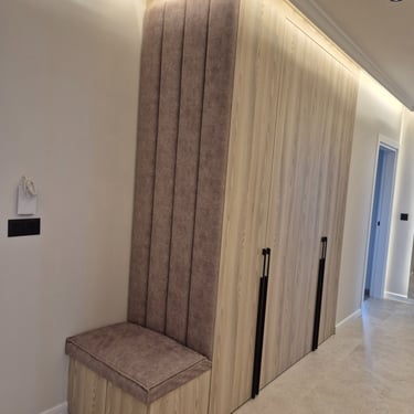 гардероб по поръчка с модерно осветление – интериорен проект BrosMebel