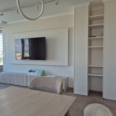 всекидневна с ТВ шкаф и мебели по поръчка – интериорен проект BrosMebel