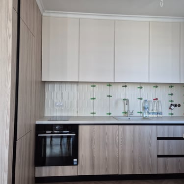 кухня по поръчка с бели шкафове и модерен дизайн – проект BrosMebel