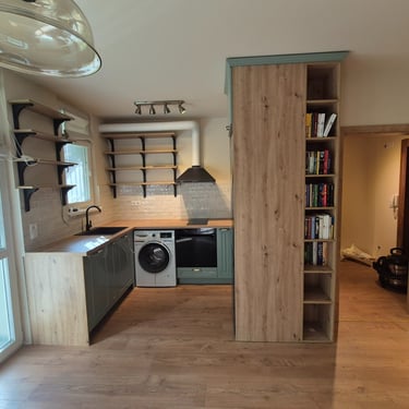 малък апартамент с кухня и дневна с мебели по поръчка – реализиран проект BrosMebel