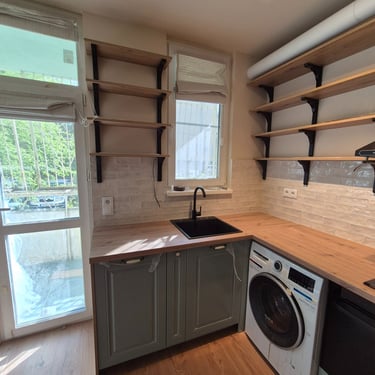 кухня по поръчка с отворени рафтове и дървени елементи – BrosMebel