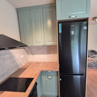 кухня по поръчка с високи шкафове и модерен дизайн – проект BrosMebel