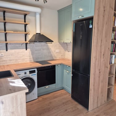 ъглова кухня по поръчка с вграден хладилник – интериор BrosMebel