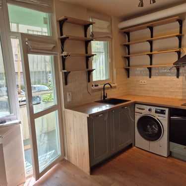 компактна кухня по поръчка с вградени уреди – реализиран проект BrosMebel