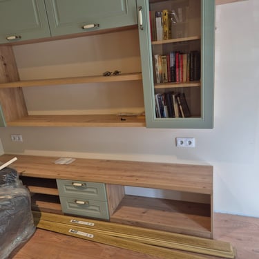 ТВ шкаф по поръчка с дървен плот и модерни чекмеджета – проект BrosMebel