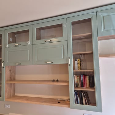 холна секция с рафтове и мебели по поръчка – реализиран интериорен проект BrosMebel