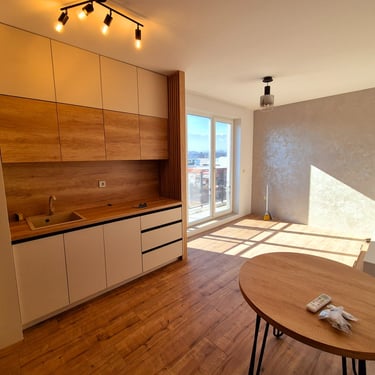 кухня по поръчка с дървени панели и модерно обзавеждане – реализиран проект BrosMebel