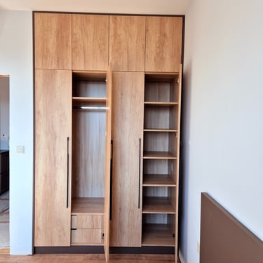 гардероб по поръчка в спалня с отворени ниши – проект BrosMebel