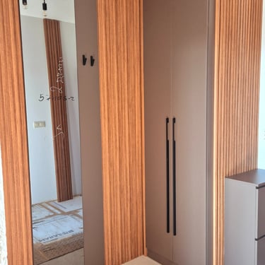 антре с вграден гардероб за пералня и бойлер по поръчка с модерни врати и дървени елементи – BrosMebel