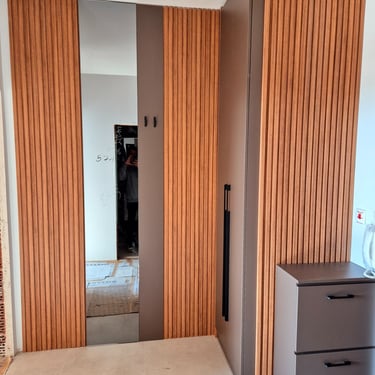 антре с гардероб по поръчка с дървени ламели и огледало – интериорен проект BrosMebel