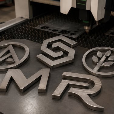 Logotipos metálicos fabricados con corte láser de precisión en taller industrial de León Guanajuato