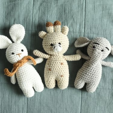 Conjunto de amigurumis de crochet hechos a mano incluye un conejo, una jirafa y un elefante