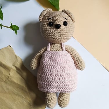 Oso amigurumi de crochet tejido a mano con ropa en color rosa