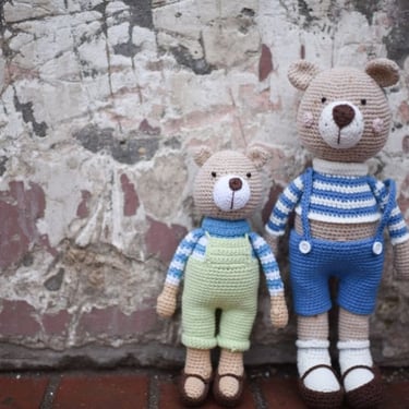 Pareja de osos tejidos en crochet con camisetas rayados y overol azul y verde