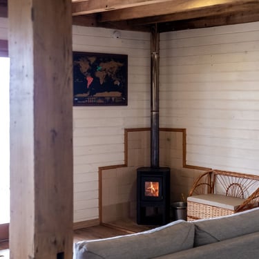 Lareira a lenha acesa na sala de estar para dias de frio e neve em Urubici