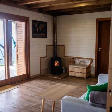 Lareira na sala de estar para dias de frio e neve em Urubici em cabana romantica e aquecida