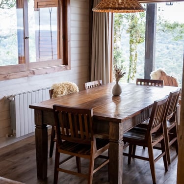 Mesa de Jantar e aquecimento calefação para dias de frio e curtir a neve em Urubici em Cabana aquecida na Serra Catarinense