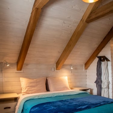 Quarto aconchegante em cabana romantica com cama queen size roupão e arquitetura rústica em Urubici Serra Catarinense