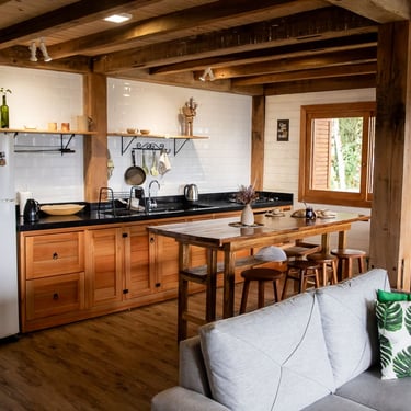 Cozinha completa ampla em cabana para família com aquecimento central para frio da serra catarinense