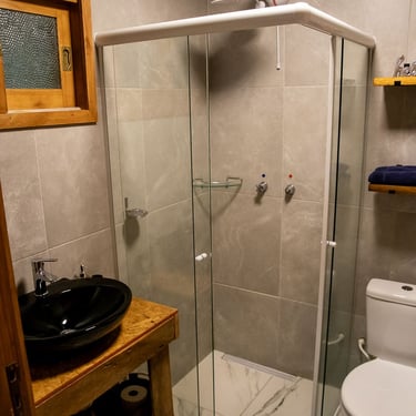 Banheiro Social com Box e chuveiro elétrico em cabana de montanha Wolken Haus Urubici