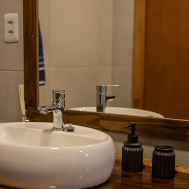 Detalhes do banheiro da cabana de madeira em Urubici com água quente em todas torneiras