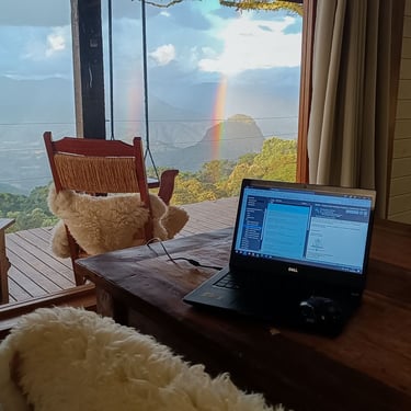 espaço trabalho workspace home office na cabana Wolken Haus em Urubici com vista panorâmica e arco iris ao fundo
