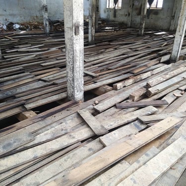 madeira de demolição da construção da cabana Wolken Haus em Urubici