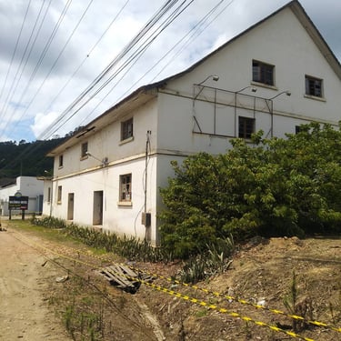 Galpão de origem das madeiras de demolição da cabana de madeira serra catarinense