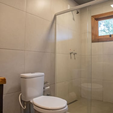 Banheiro com aquecimento central e chuveiro a gás com vista para natureza