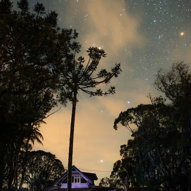 Foto noturna com céu estrelado por cima da cabana Wolken Haus na Serra. Catarinense
