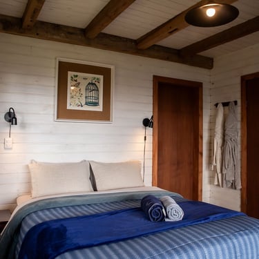 Cama queen size em suite de cabana de madeira na Serra Catarinense com roupões e aquecimento central