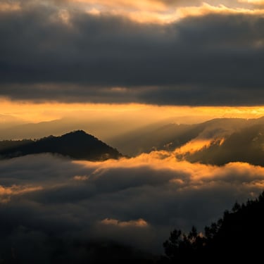 Vista incrível do mar de nuvens e das montanhas com sol nascendo e brilhando contra as montanhas de Urubici