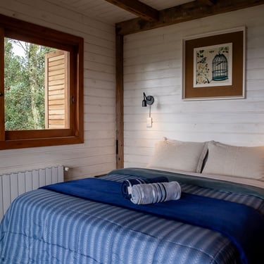 Quarto com aquecimento central calefação cama queen completa roupa de cama e banho com janela com vista para natureza