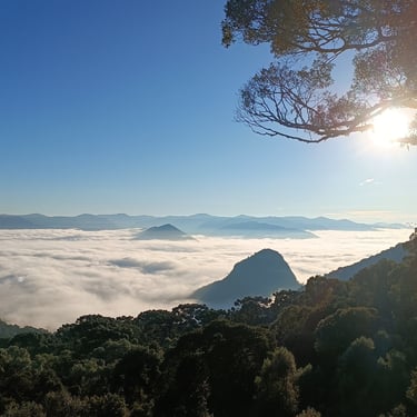 vista da varanda para o mar de nuvens no vale no nascer do sol