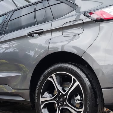 Reflejo perfecto en pintura protegida con recubrimiento cerámico aplicado en D Cars PRO Detailing Guadalajara.