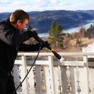 Fasade som blir skinnende ren etter profesjonell vask