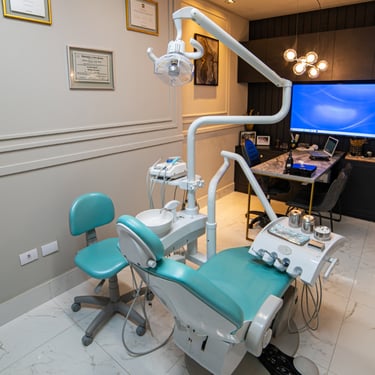 Sala do Dr Rodrigo Alcantara, dentista em Maringá e especialista em Implantes