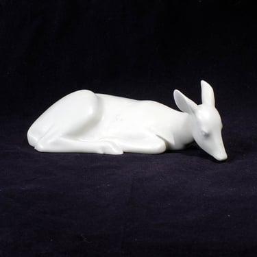 Armand Petersen - antilope couchée sans cornes tête baissée - manufacture Bing et Grondahl