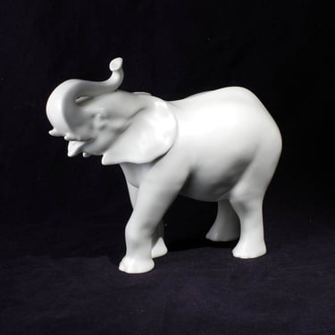 Armand Petersen - éléphant afrique trompe en l'air - manufacture Bing et Grondahl