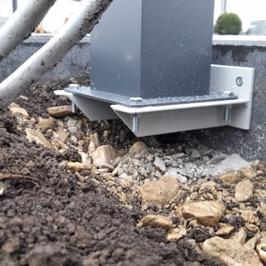 Lámpaoszlop tartó, kis fémszerkezet, kültérre az Arton Steel-től