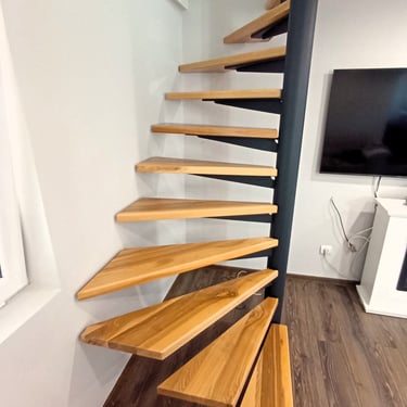 Fémvázas csigalépcső, keményfa burkolattal, a szűk helyekre, egyenesen az Arton Steel műhelyéből