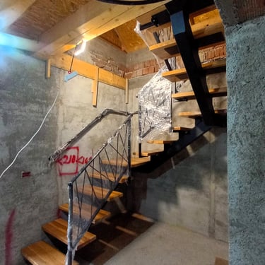 Szinterezett fémlépcső, masszív gerinccel, keményfa burkolattal az Arton Steel műhelyéből