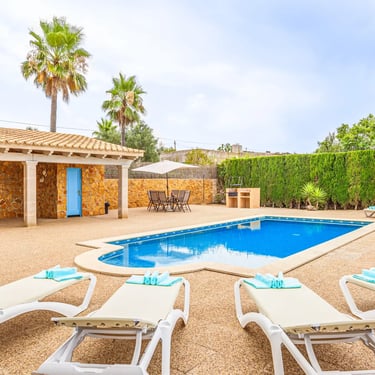 Piscina privada iluminada con vistas de Villa Sa Tanca para eventos