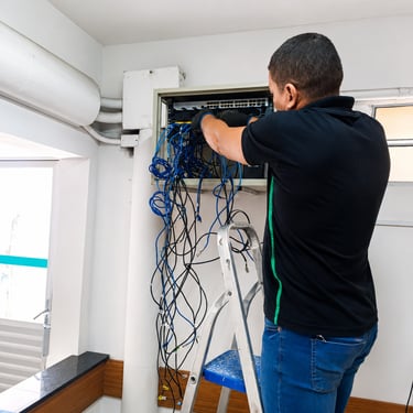 Toni reparando cabos de rede em um hack