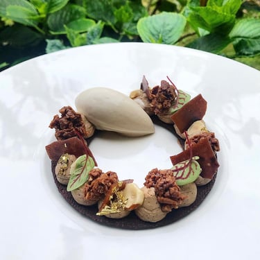 Dessert gastronomique chocolat cèpes noisettes