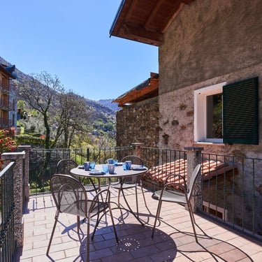 ampia terrazza vista giardino e monti