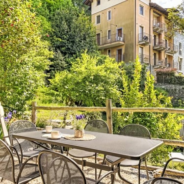 zona pranzo esterna vista lago e giardino