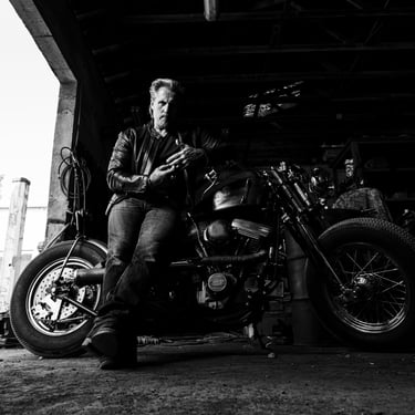 alt="shooting biker portrait moto ambiance urbaine"